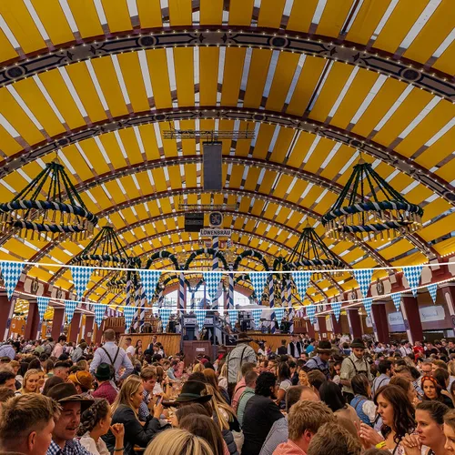 Vista 4 de Bandera de banderín de Oktoberfest de 150 pies – 5 paquetes de doble cara Oktoberfest bávara fiesta bávara banderas decorativas a cuadros azules