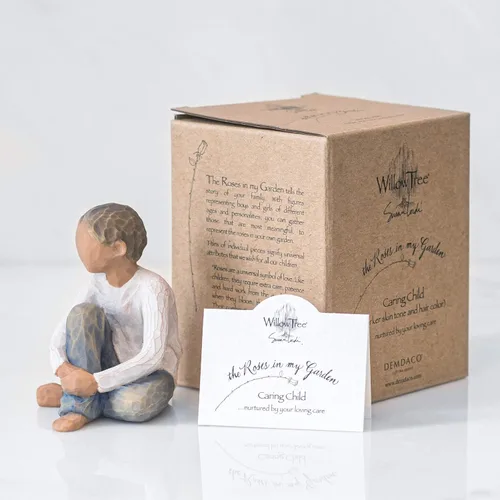 Vista 6 de Willow Tree Caring Child (tono de piel más oscuro y color de cabello), figura esculpida pintada a mano