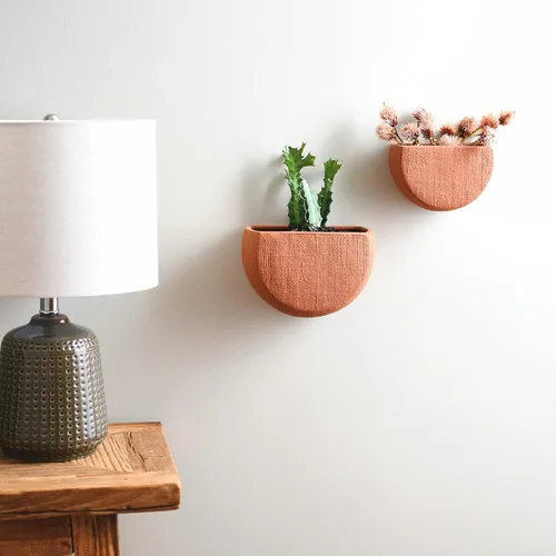 Vista 3 de Main + Mesa Macetas modernas de cerámica bohemia para montaje en pared, color terracota, juego de 2 tamaños