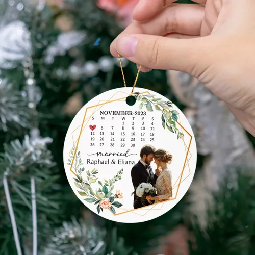 Vista 5 de Foto personalizada, adorno de matrimonio de nuestra primera Navidad 2023, regalo para novio, novia, señor y señora, foto y calendario, adorno