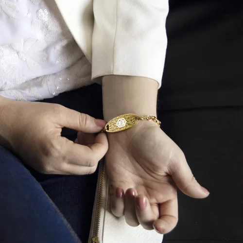 Vista 6 de Lauren's Hope - Pulsera de alerta médica con cadena infinita grabada en tono dorado para mujer, grabado gratuito, diabetes, warfarina, xarelto