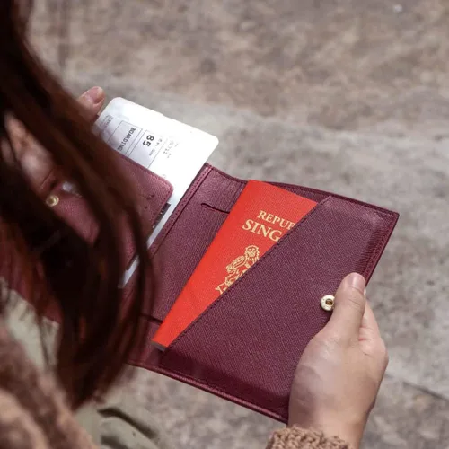 Vista 3 de Funda de cuero Saffiano para pasaporte Burgundy Una funda clásica y funcional para pasaporte