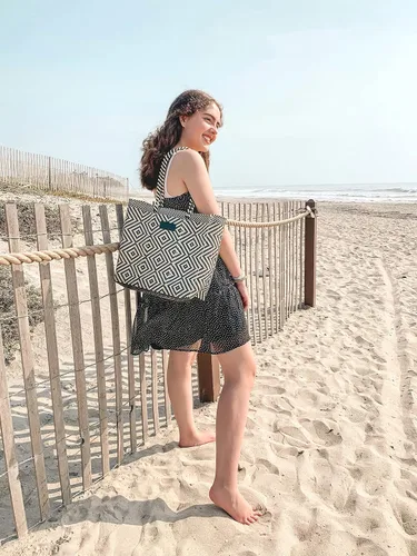 Vista 2 de Greca Bolso de mano tejido, bolso de playa blanco y negro, bolso de plástico reciclado ecológico, resistente al agua, hecho a mano por artesanos
