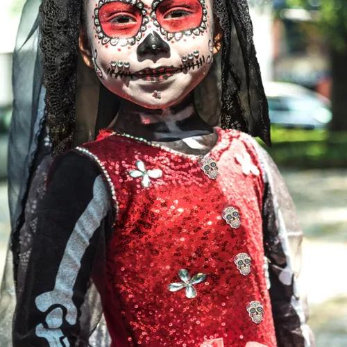 Vista 7 de GLEAVI Botones de calavera de madera para coser, 50 piezas, accesorios de ropa decorativos, pequeños botones de madera de dos agujeros
