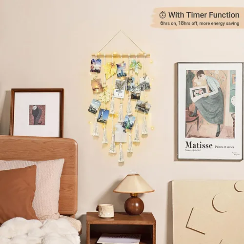 Vista 2 de Mkono Expositor de fotos colgante de macramé bohemio para decoración de pared con luz, regalos para adolescentes, soporte para tarjetas de fotos