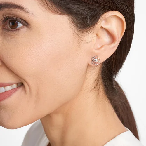 Vista 2 de Tienda Essentials Aretes de plata de ley con flor de zafiro blanco