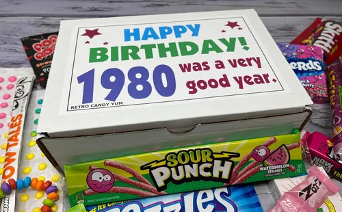 Vista 2 de Caja de dulces retro 1980, surtido de los años 80, regalo de cumpleaños 46 para hombres y mujeres Vintage Candy Variety Pack With 18 Kinds Of