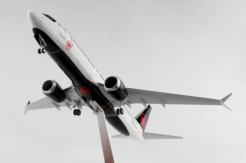 Vista 2 de Daron Skymarks Air Canada 737MAX8 1/100 con soporte de madera y engranaje