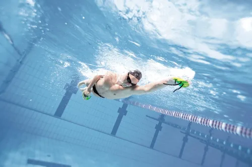 Vista 4 de Arena Pala de natación unisex para adultos Elite Finger para entrenamiento de natación, equipo de piscina para hombres y mujeres