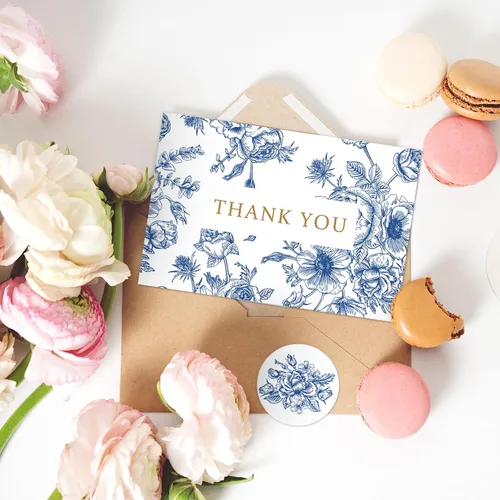 Vista 6 de AnyDesign Paquete de 36 tarjetas de agradecimiento florales azules y blancas con sobres de papel de estraza con calcomanías elegantes
