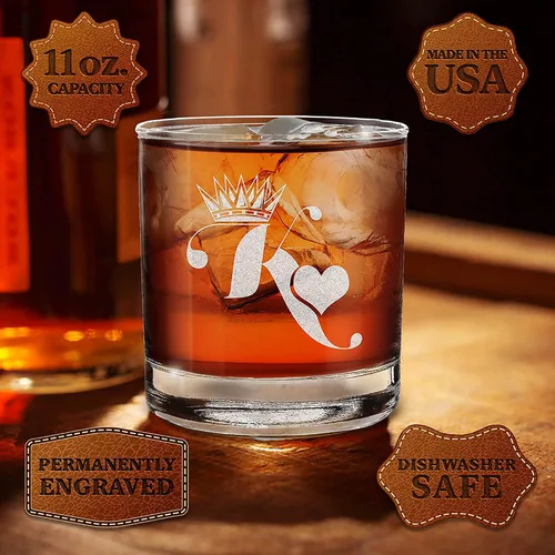 Vista 2 de shop4ever® King & Queen of Hearts - Juego de regalo para parejas, vaso de whisky grabado y copa de vino sin tallo, set de regalo para él y ella