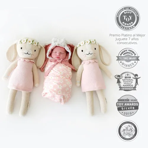 Vista 2 de [Usado] cuddle + kind Hannah The Bunny Blush Little - Muñeca tejida a mano de 13 pulgadas, 1 muñeca = 10 comidas, comercio justo, calidad reliquia