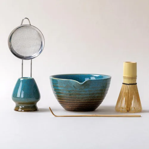 Vista 5 de Juego tradicional de ceremonia de té Matcha con cuenco de cerámica, batidor de bambú, soporte y colador, 5 piezas (azul)