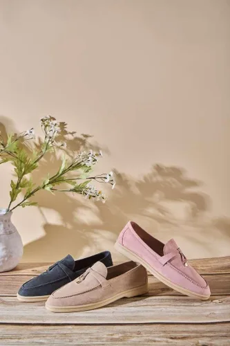 Vista 7 de Mocasines de piel de ante de diseño prémium con dijes de verano para mujer