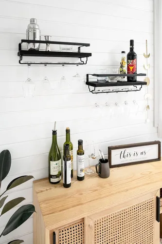 Vista 5 de Mkono Estante de vino montado en la pared, juego de 2 estantes de madera rústicos para botellas de vino, estantes flotantes de vidrio con colgador