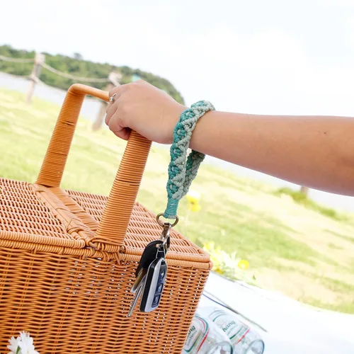 Vista 4 de Llavero de macramé, estilo bohemio, hecho a mano, llavero de muñeca para mujer