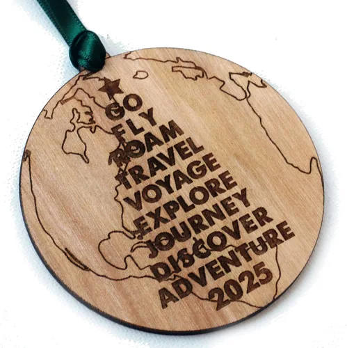 Vista 5 de Regalo para los amantes de los viajes – Adorno de Navidad 2025 para viajeros – Go Fly Roam Travel Voyage Explore Journey Discover Adventure Tree