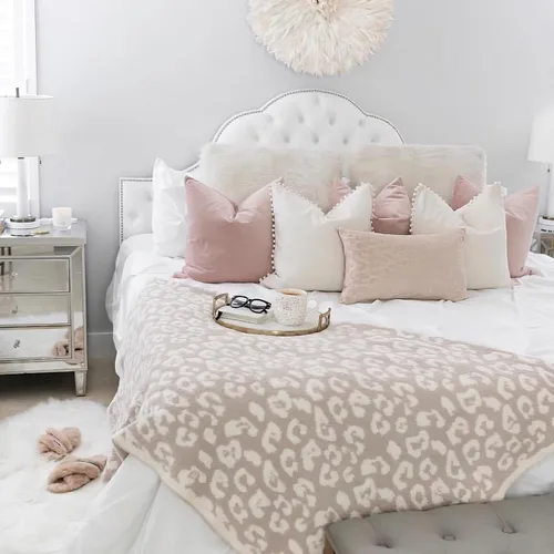 Vista 5 de Top Finel juego de 2 fundas decorativas con pompones para almohada euro, de terciopelo suave, lisas, para sofá, dormitorio o automóvil, 26 x 26 Rosa