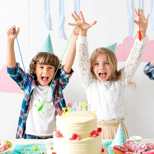Vista 5 de STOBOK 24 juguetes de lagarto pegajosos – Figuras elásticas de Gecko y juguete adhesivo para niños, recuerdos de fiesta de arrastre de pared