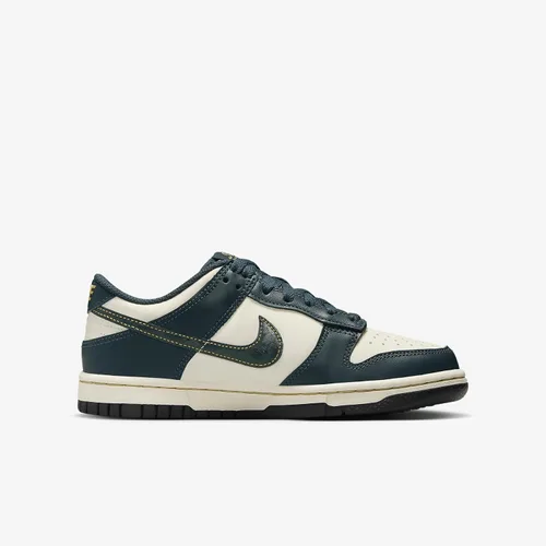 Vista 353 de Nike Kid's Dunk Low Sneaker