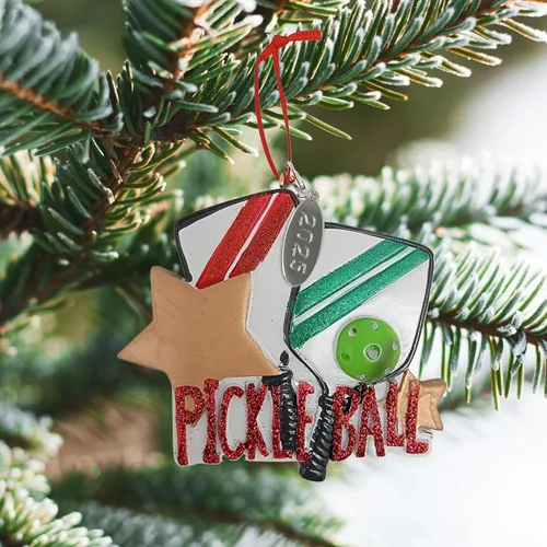Vista 3 de Adorno de regalo de pickleball Pickle Baller - Regalos deportivos para hombres Paddleball - Etiqueta de fecha de año añadido en bolsa de regalo