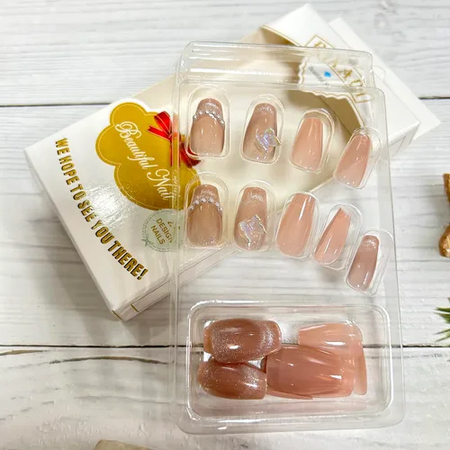 Vista 4 de Uñas postizas acrílicas artificiales con punta francesa en color nude con diseño de mariposa de cristal 3D y perla - Uñas de ataúd brillantes