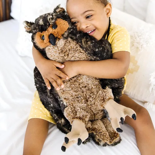 Vista 2 de Peluche de búho gigante Melissa & Doug, muy realista, 17 pulgadas de alto