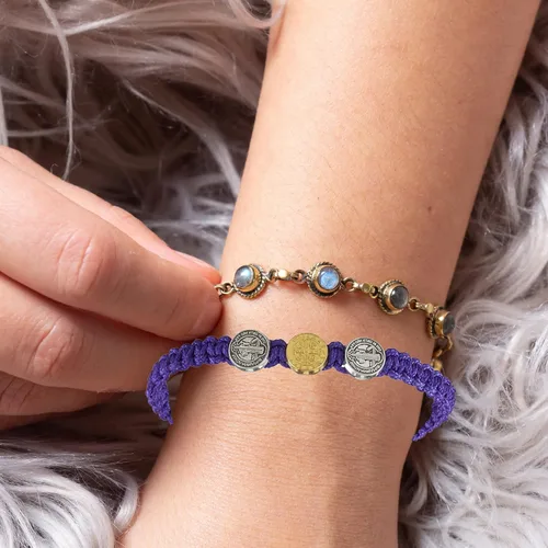 Vista 6 de Pulsera de medalla de San Benito, diseño de macramé morado, talla única