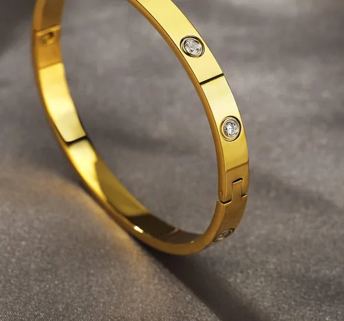 Vista 4 de A D. ALLEN & DANMI. AD Jewelry - Brazalete de acero inoxidable chapado en oro de 18 quilates para el amor
