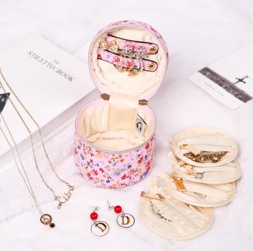 Vista 6 de Angelina's Palace Organizador redondo de joyas, bolsa de viaje, regalos de dama de honor, caja de cuero vegano para collar, aretes, pulsera, anillo