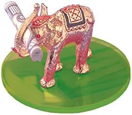 Vista 3 de Figura de elefante dorado para atraer la buena suerte y la riqueza con ojos de cristal de Swarovski rojos y un disco acrílico verde fabricado