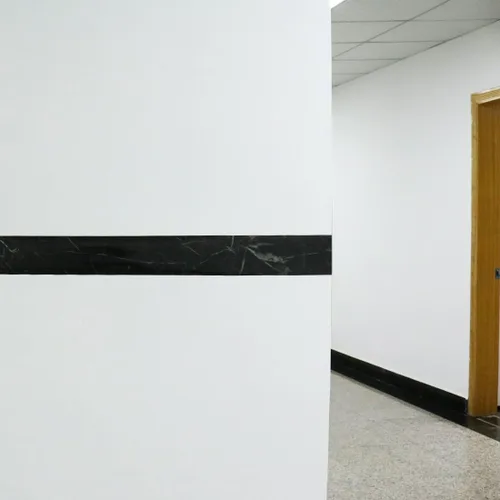 Vista 5 de uxcell Película autoadhesiva, papel de mármol negro, línea de cintura de pared, calcomanía de borde, piso de sala de estar, 16.4 pies