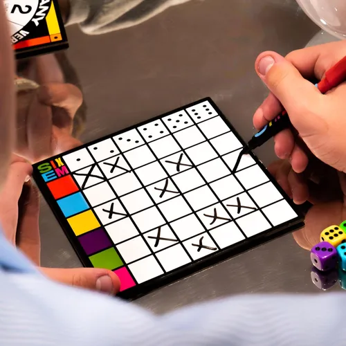Vista 7 de Hootenanny Games Sixem Juego de dados Velocidad, estrategia y sabotaje para la noche de juegos Perfecto para juegos familiares 2-4 jugadores