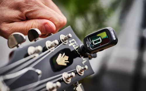 Vista 3 de BOSS TU-02 Afinador cromático de clip para guitarra, bajo y ukelele Afinador fiable y preciso alimentado por batería con pantalla de color de alto