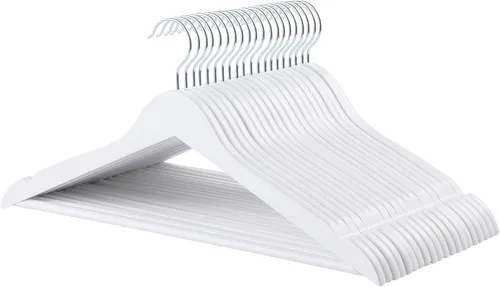 Vista 15 de Amazon Basics Perchas de madera para trajes, paquete de 30, color negro
