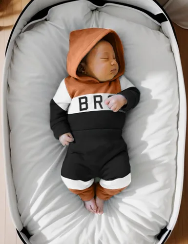 Vista 2 de Ropa de bebé niño de manga larga, sudadera con capucha con estampado de letras + pantalones de retazos, 2 piezas, trajes de otoño e invierno
