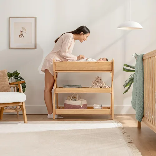 Vista 3 de Comfy Cubs Mesa Cambiadora para Bebé - Construcción de Madera Resistente, Mesa de Cambio para Bebé de Aspecto Atemporal con Dos Estantes Abiertos