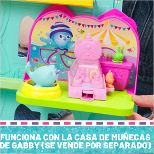 Vista 4 de Gabby's Dollhouse Gabby’s Dollhouse Kitty Narwhal’s Carnival Room, Playset, Juego de sala de carnaval, figura de narval de gatito, piscina de bolas