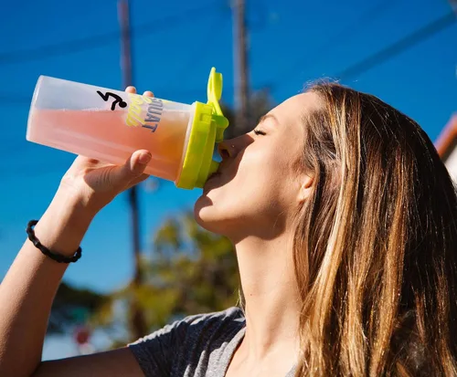 Vista 3 de Toynk #SquatGoals - Botella agitadora de plástico Mezclador de bebidas sin BPA de 20 onzas para batidos de proteínas y batidos Botella