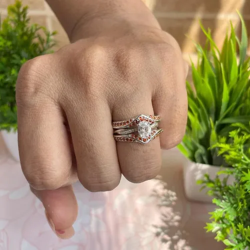 Vista 6 de Red Garnet - Anillo de refuerzo en forma de V para mujer, acabado en oro de 14 quilates, anillo de aniversario