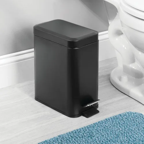 Vista 6 de mDesign Escobilla y soporte para inodoro de metal independiente delgado + papelera de pedal de 5 litros / 1.3 galones de diseño estrecho rectangular