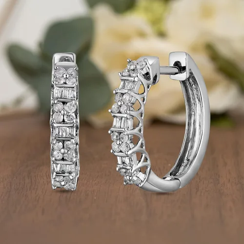 Vista 3 de Natalia Drake Juego de barra redonda de baguette con diamantes de 12 quilates para mujer en plata de ley 925 chapada en rodio, Metal precioso.