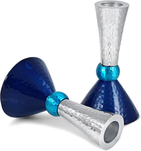 Vista 3 de Zion Judaica - Juego de portavelas clásico con acabado martillado de metal anodizado, se adapta a velas gruesas cónicas y shabat, tonos azules