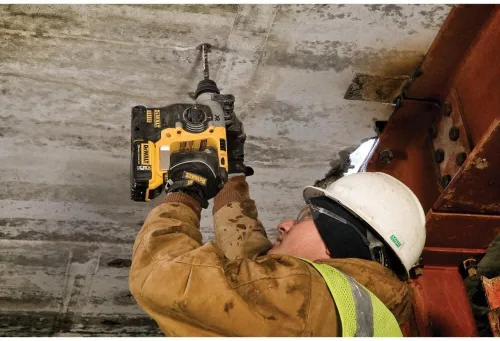 Vista 2 de DeWalt dch273p2 20V Max – Martillo perforador SDS con baterías 5 Ah sin escobillas.