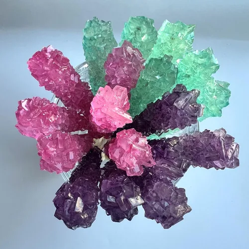 Vista 26 de Palitos clásicos de caramelo de roca, caramelos de roca de azúcar en cristal, envueltos individualmente (Paquete de 12, Niña bebé