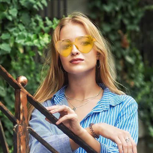 Vista 7 de Maxdot - Lentes de sol transparentes sin marco con forma de corazón para fiestas