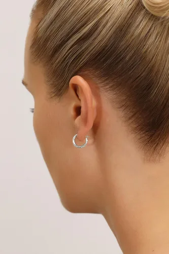 Vista 4 de Aretes redondos de oro blanco de 14 quilates grabados a mano con corte de diamante completo