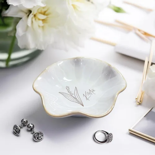 Vista 4 de callie Bandeja de joyería con nombre personalizado de flores de nacimiento, regalos de compromiso, plato para anillos, regalos personalizados
