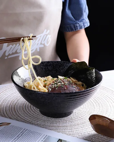 Vista 5 de Kanwone Juego de cuencos de cerámica japoneses para ramen, cuencos de sopa de fideos, 37 onzas, con cucharas y palillos a juego para fideos Negro
