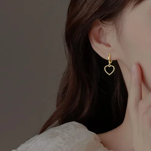 Vista 2 de SLUYNZ Aretes de aro de plata de ley con forma de corazón para mujer, aretes de aro pequeños con forma de corazón